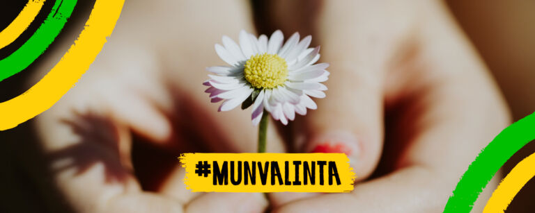 Kuvassa kädet ja päiväkakkara kuvaamassa toivoa.