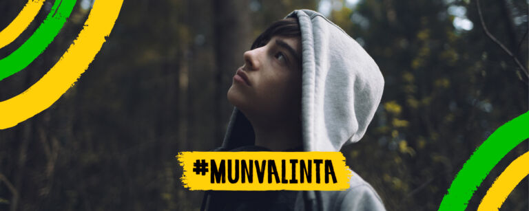 Mietteissään oleva nuorimies katsoo kaukaisuuteen ja miettii ehkä, miten erosta voi toipua.