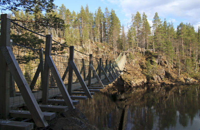 Puinen kävelysilta vesistön yllä - koetusta parisuhdeväkivallasta voi päästä yli