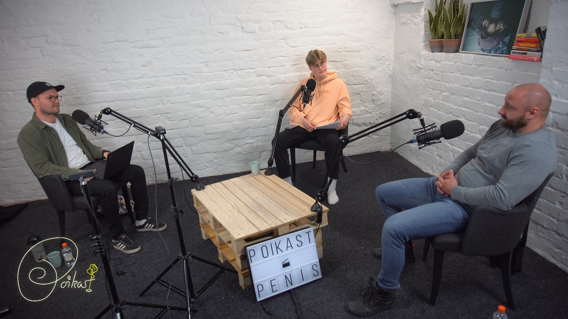 Kuva Poikien Puhelimen studiosta, jossa käynnissä livepodcast. Lähetystä juontaa Poikien Puhelimen asiantuntija Samuli ja nuorten ääntä edustava Eevert. Vieraana asiantuntijalääkäri Vilho Ahola.