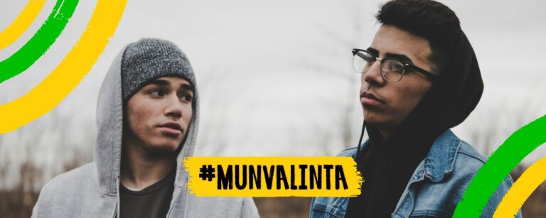 Nuori ruskea miesoletettu katsoo toista nuorta ruskeaa miesoletettua.