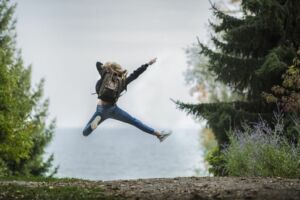 En människa som hoppar upp i luften