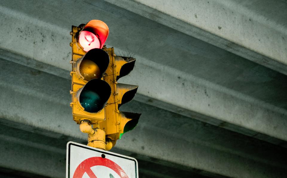 Röda ljuset som blinkar i trafikljuset