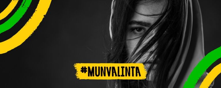 Mustavalkoinen kuva, jonka oikeassa reunassa naisoletetun henkilön kasvot. Hänellä on vakava ilme, tummat hiukset silmillä ja huppu päässä. Alhaalla Mun valinta -logo. Vasemmassa yläkulmassa ja oikeassa alakulmassa vihreät ja keltaiset käyrät viivat koristeena.