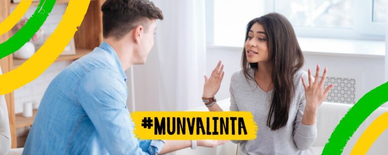 Vaalea miesoletettu ja ruskea naisoletettu keskustelevat. Naisoletetun ilme ja eleet vaikuttavat siltä, ettei miesoletettu ymmärrä tai naisoletettu yrittää vääntää jotain rautalangasta.