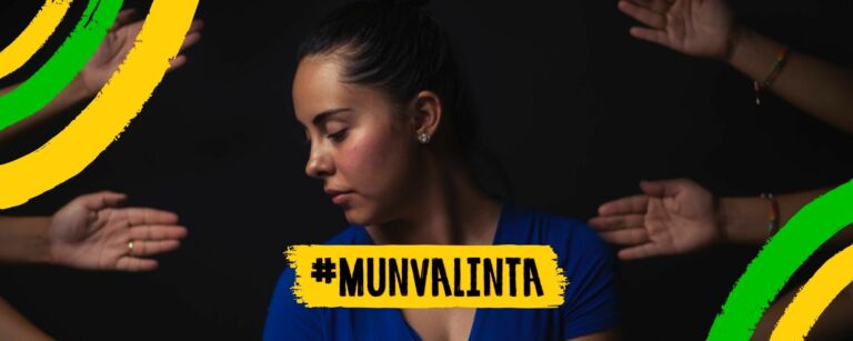 Keskellä nainen, katse sivuun käännettynä, tausta pimeä. Sivuilta kädet kurottavat naista kohti.