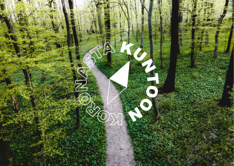 Koronasta kuntoon -hankkeen logo. Taustalla metsämaisemaa, jonka läpi kulkee polku.