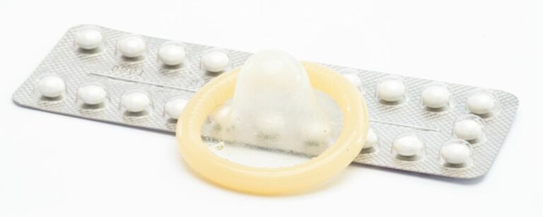 Kuvassa ehkäisypillerilevy ja kondomi.