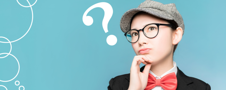 Kuvassa on naisoletettu henkilö, jolla on lippalakki päässä. Hän katsoo mietteliään näköisenä yläviistoon. Henkilö vieressä on kuvattuna kysymysmerkki.